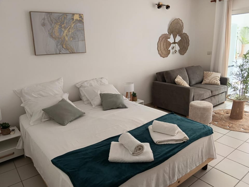 Bed, Living room, Photo of the whole room, Bedroom, towels