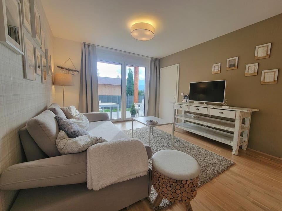 Communal lounge/ TV room, Living room, Seating area