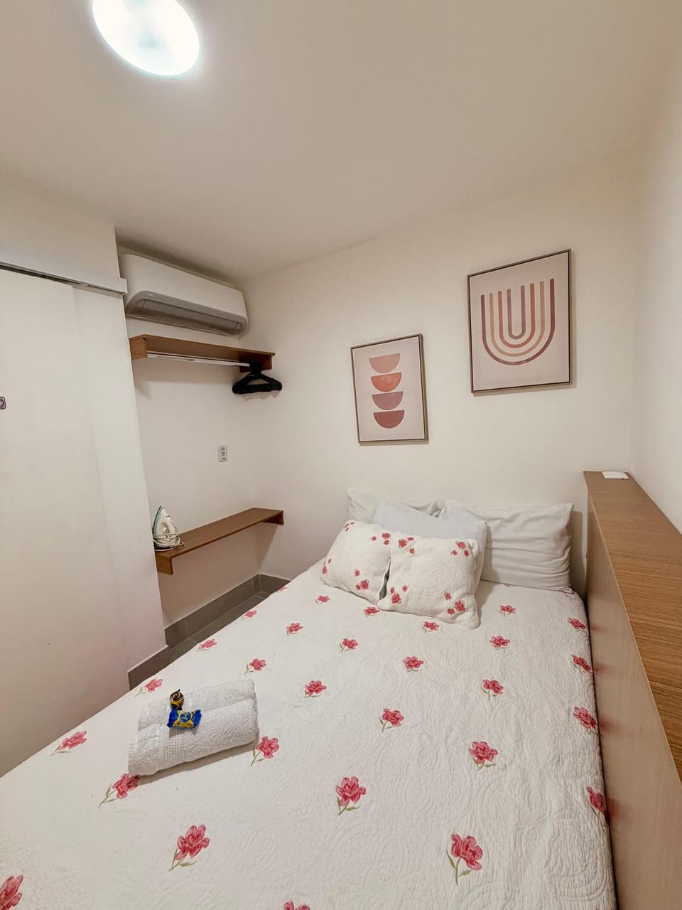 Bed, Photo of the whole room, Bedroom, locker, towels, wardrobe, air conditioner, air conditioner