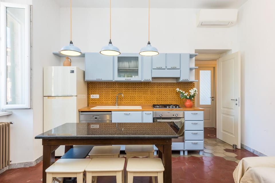 Kitchen or kitchenette, Living room, Seating area, Dining area, oven, stove