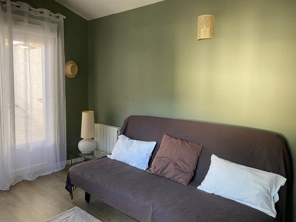 Studio indépendant dans propriété campagne Aixoise terrasse et piscine période estivale Apartment in Aix-en-Provence