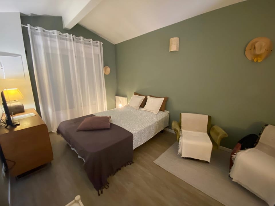 Bed, Living room, Photo of the whole room, Seating area, Bedroom