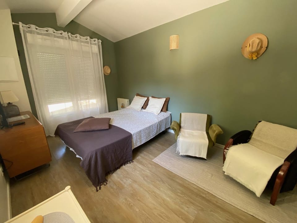 Bed, Living room, Photo of the whole room, Seating area
