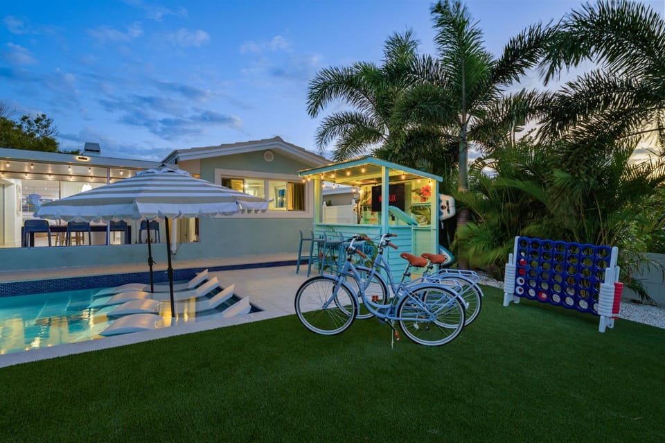 Waterfront Walk to Beach Pool Kayaks Bikes House in Indian Rocks Beach