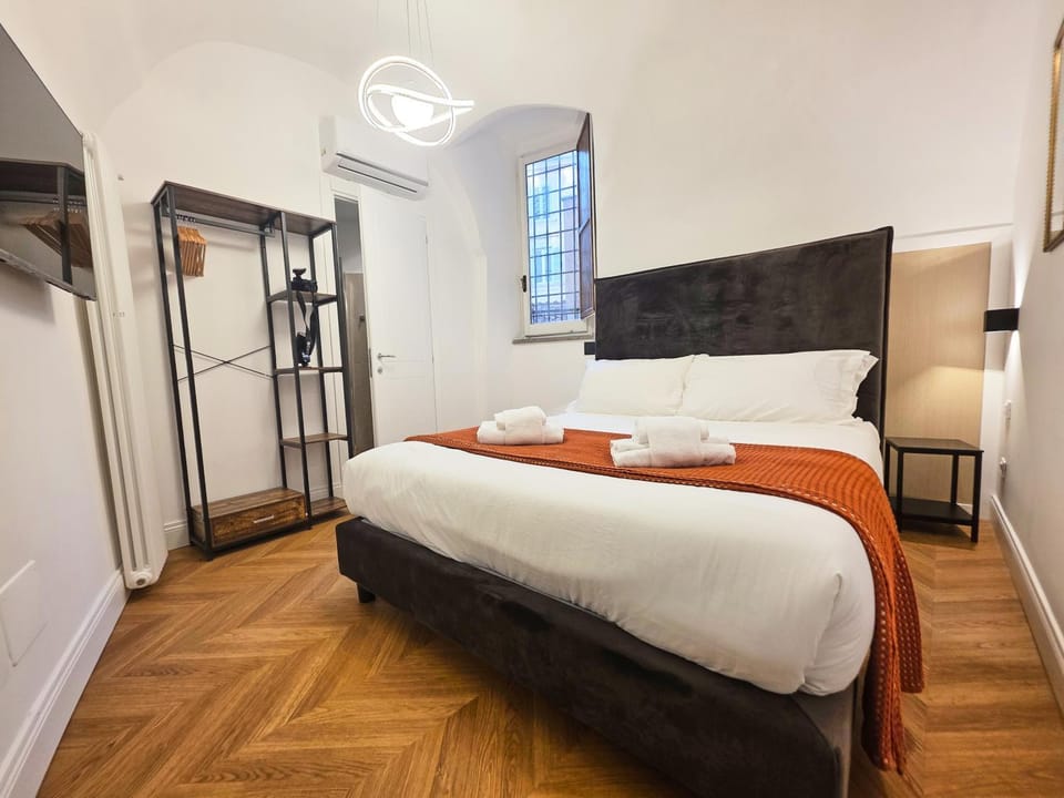 Bed, TV and multimedia, Photo of the whole room, Bedroom, towels, wardrobe, air conditioner