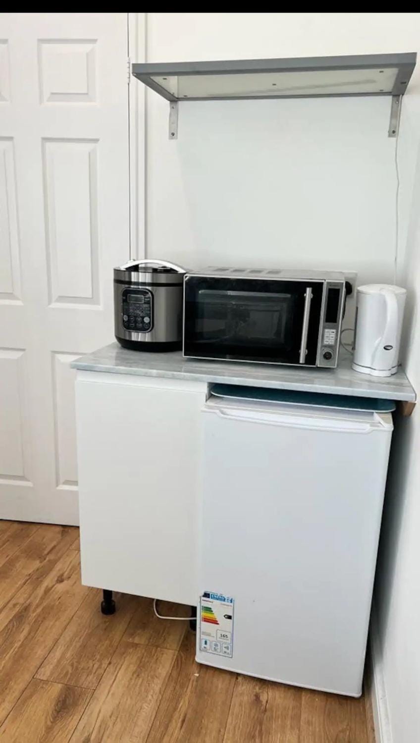 An En-suite with a mini kitchen and a work space Bed and Breakfast in London Borough of Southwark