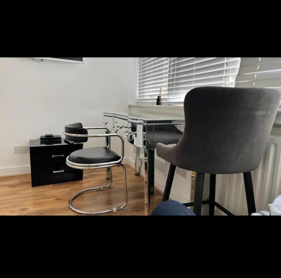 An En-suite with a mini kitchen and a work space Bed and Breakfast in London Borough of Southwark