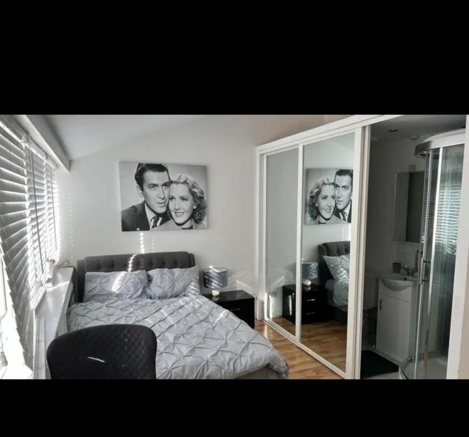 An En-suite with a mini kitchen and a work space Bed and Breakfast in London Borough of Southwark