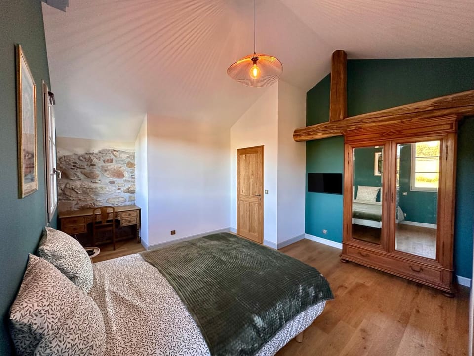 Photo of the whole room, Bedroom