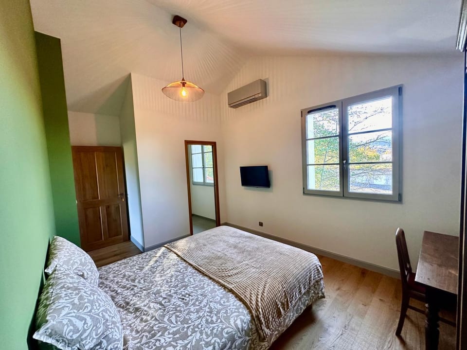 Bed, TV and multimedia, Photo of the whole room, Bedroom, air conditioner