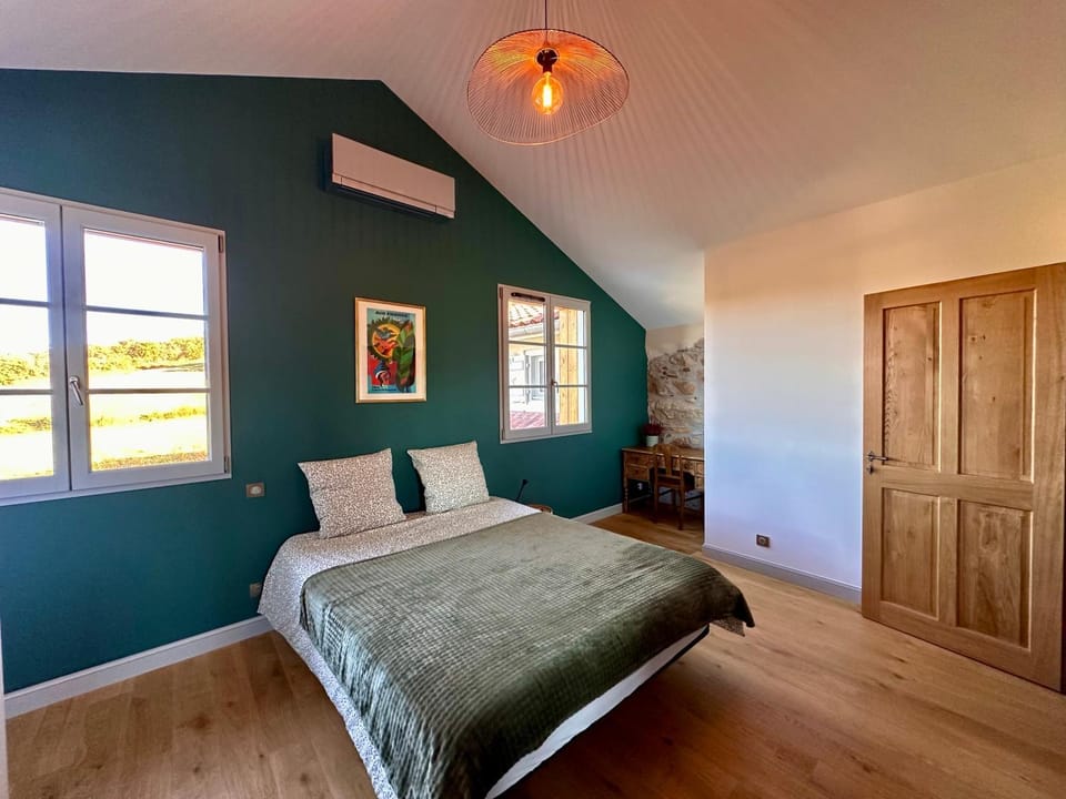 Bed, Photo of the whole room, Bedroom, air conditioner