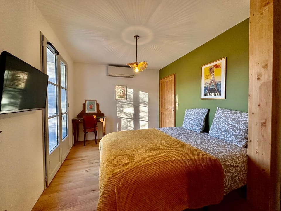Bed, TV and multimedia, Photo of the whole room, Bedroom, air conditioner