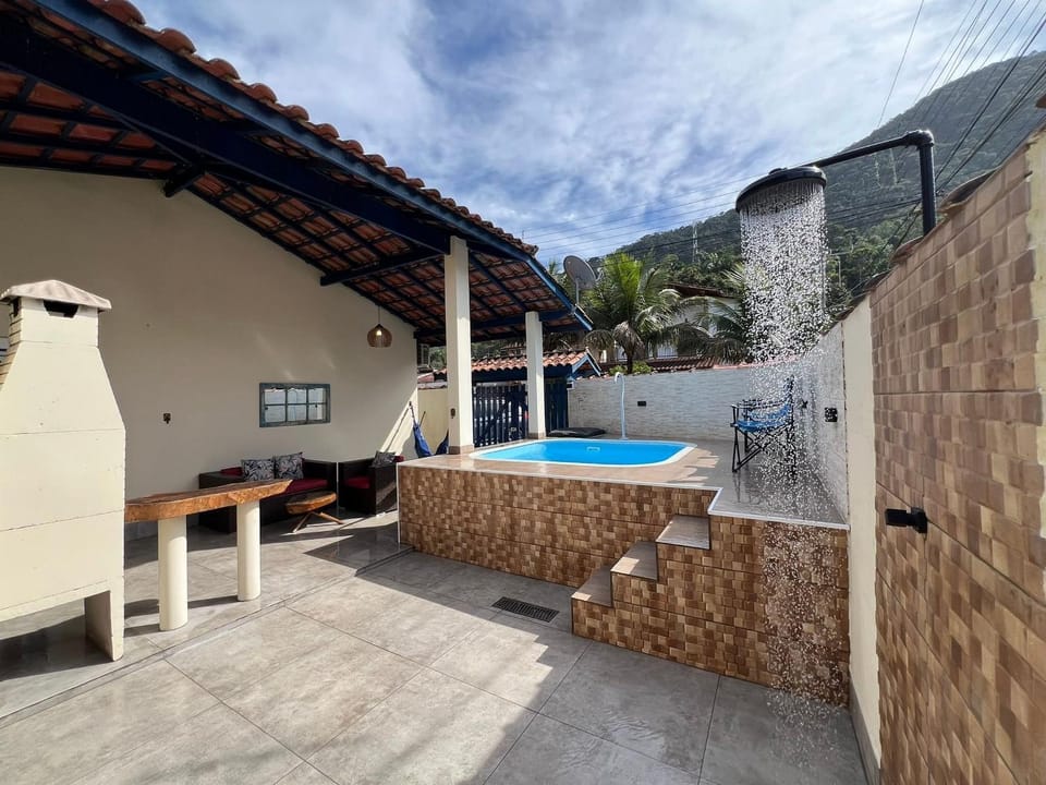 Linda casa c/ piscina a poucos passos da Praia House in State of São Paulo