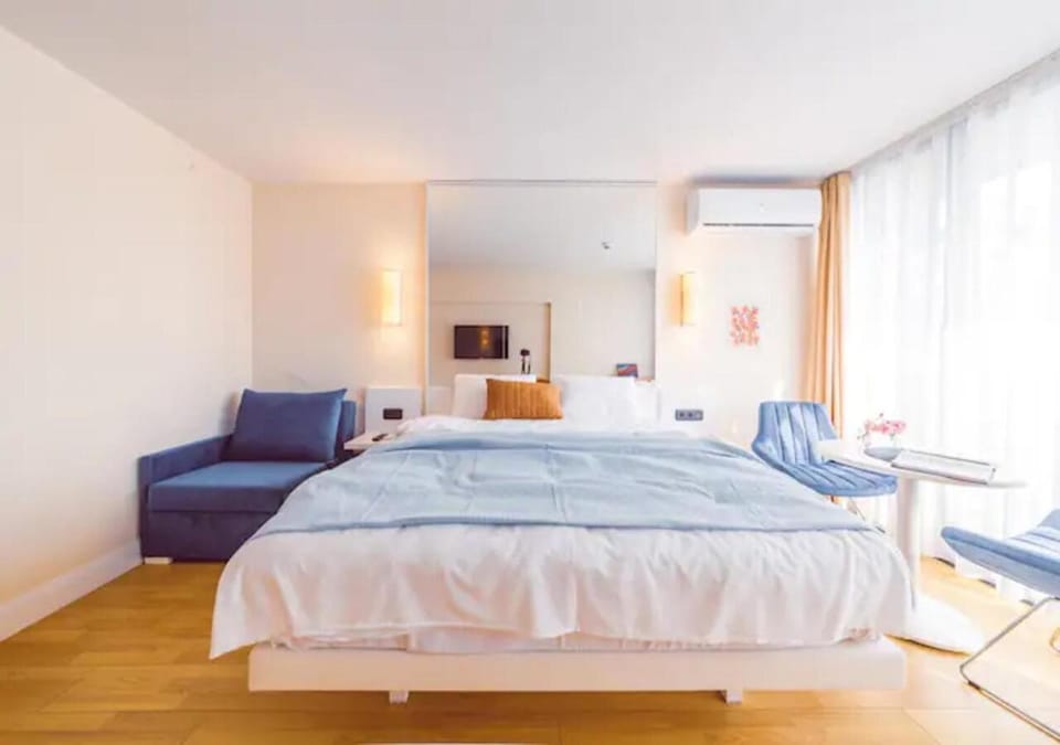 Bed, Living room, Photo of the whole room, Seating area, Bedroom