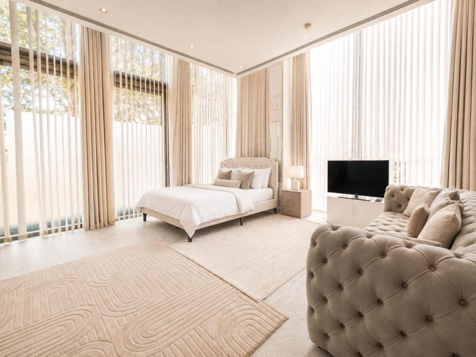Communal lounge/ TV room, Bed, TV and multimedia, Living room, Photo of the whole room, Seating area, Evening entertainment, Bedroom
