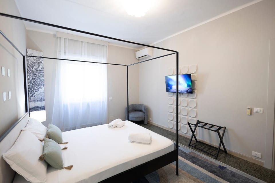 Bed, TV and multimedia, Bedroom