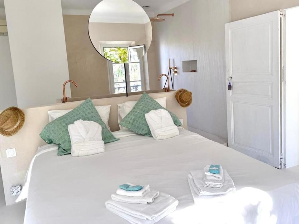 Bed, Bedroom, Garden view, Pool view