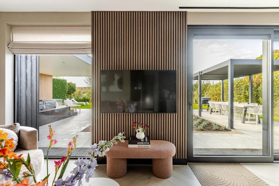 TV and multimedia, Living room, Seating area, Evening entertainment, Garden view
