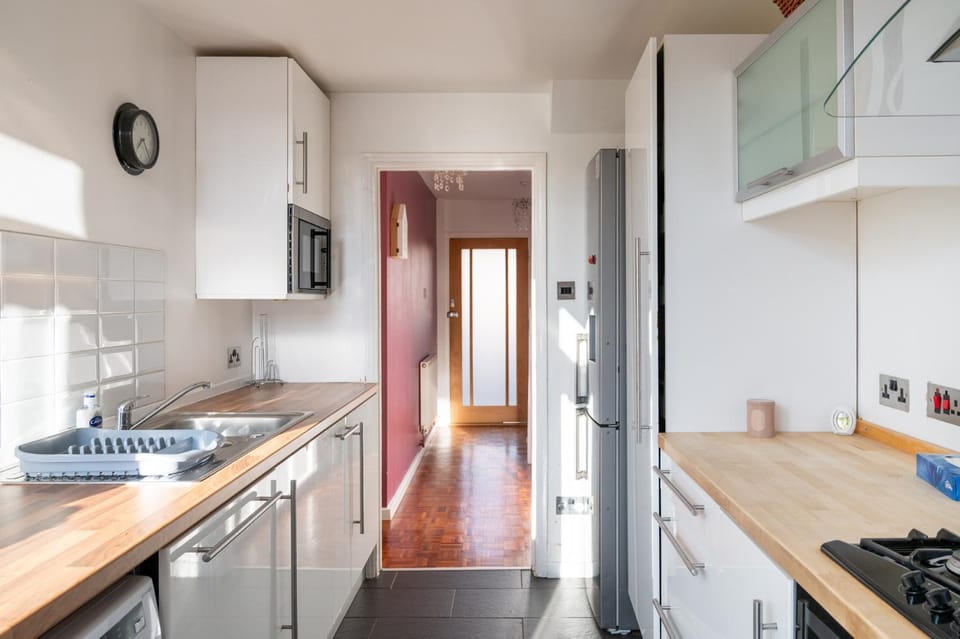 Cosy 3BDR Home with Workspace and Private Garden House in Bristol