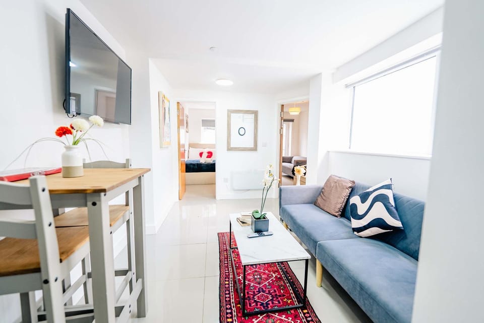 Bed, TV and multimedia, Kitchen or kitchenette, Living room, Photo of the whole room, Seating area, Dining area, Bedroom