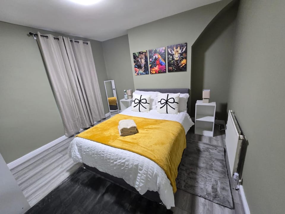 Bed, Photo of the whole room, Bedroom, towels