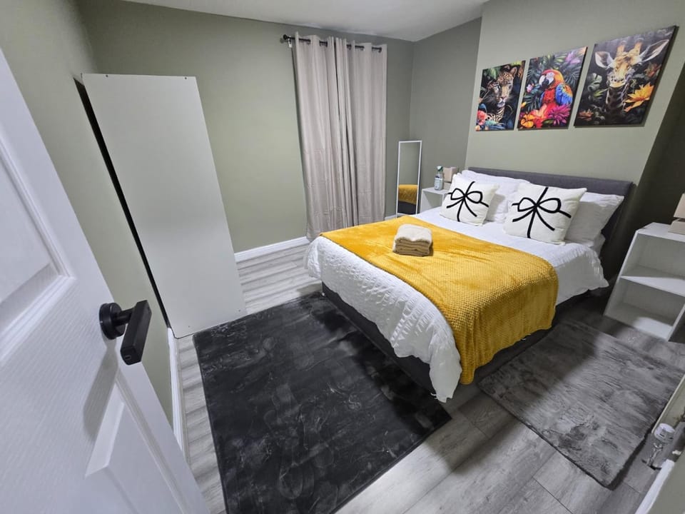 Bed, Photo of the whole room, Bedroom, towels