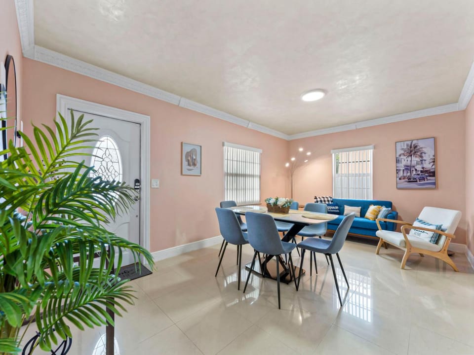 Tropical Bay House-Near By Brickell, Wynwood and South Beach House in Miami
