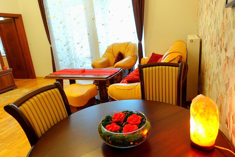 Living room, Food and drinks, Seating area