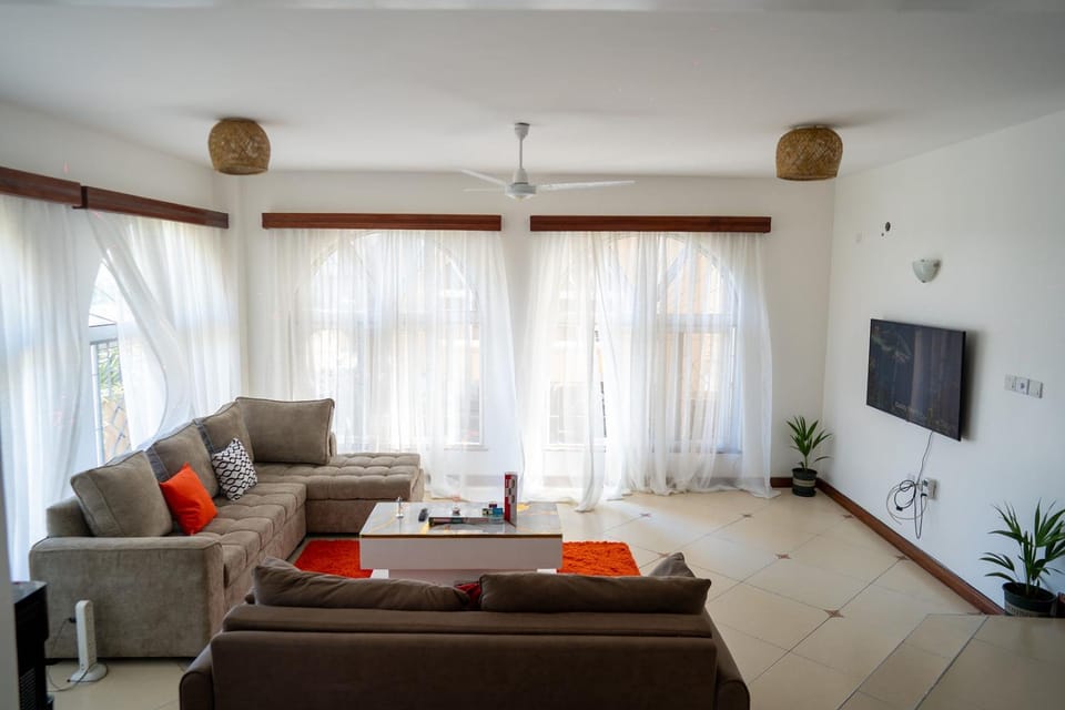 Ocean Cliff Homes 4 bedroom shared apartment Bed and Breakfast in Mombasa