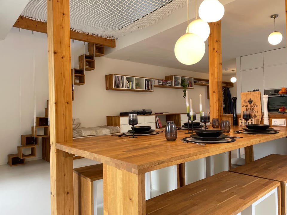 TV and multimedia, Kitchen or kitchenette, Living room, Photo of the whole room, Decorative detail, Seating area, Dining area, Food, Entertainment