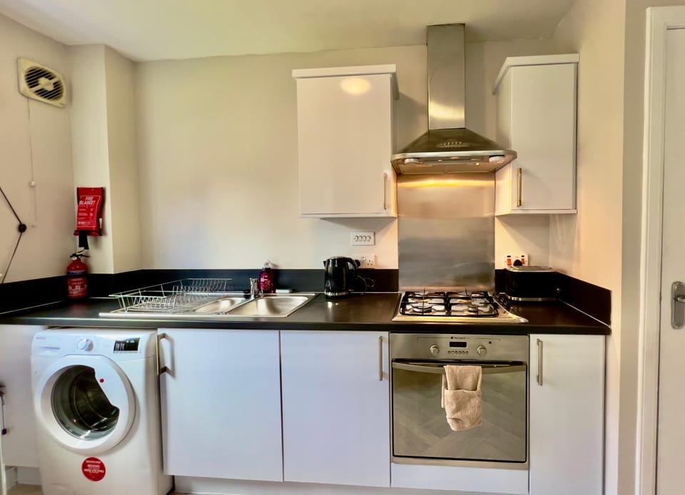 Kitchen or kitchenette, stove, washing machine