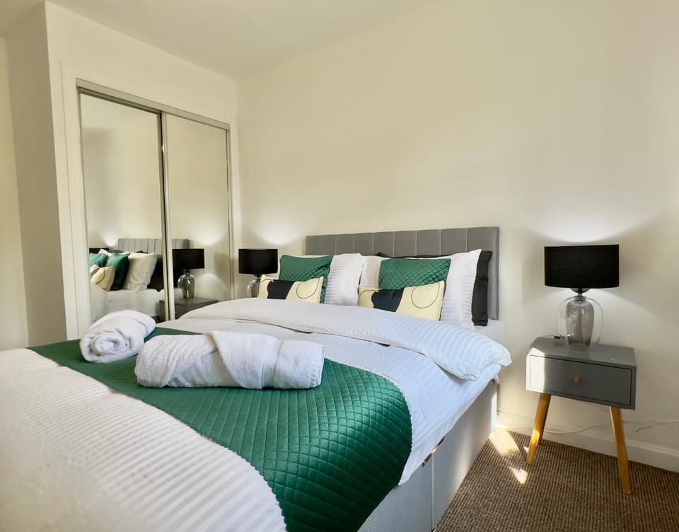 Bed, Photo of the whole room, Bedroom, towels