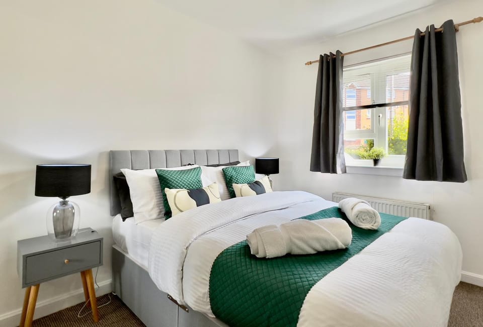 Bed, Photo of the whole room, Bedroom, towels