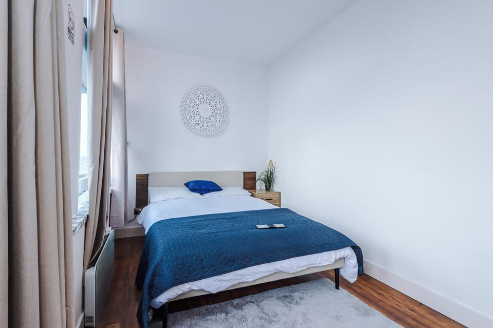 2BR City Heights Apt Sleeps 7 Parking & WiFi Apartment in Salford