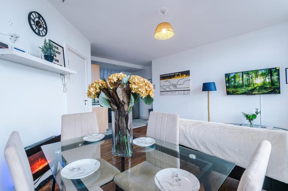 2BR City Heights Apt Sleeps 7 Parking & WiFi Apartment in Salford
