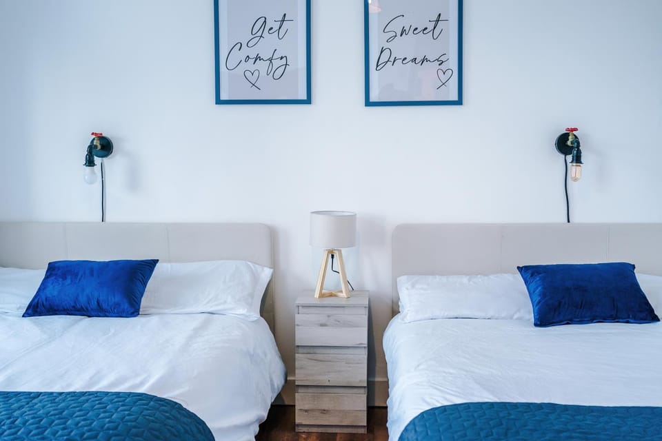 2BR City Heights Apt Sleeps 7 Parking & WiFi Apartment in Salford