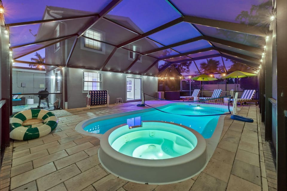Sleeps 16 Golf Simulator Pickleball Pool Spa House in Bradenton