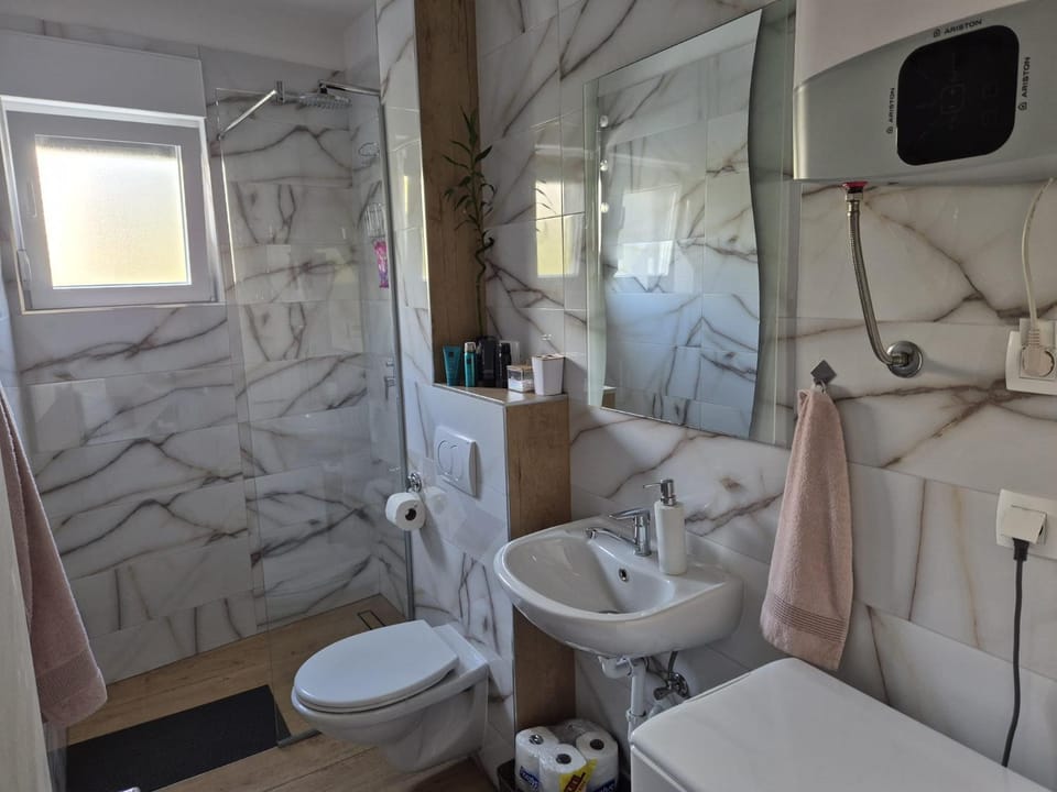 Shower, Toilet, Bathroom, towels