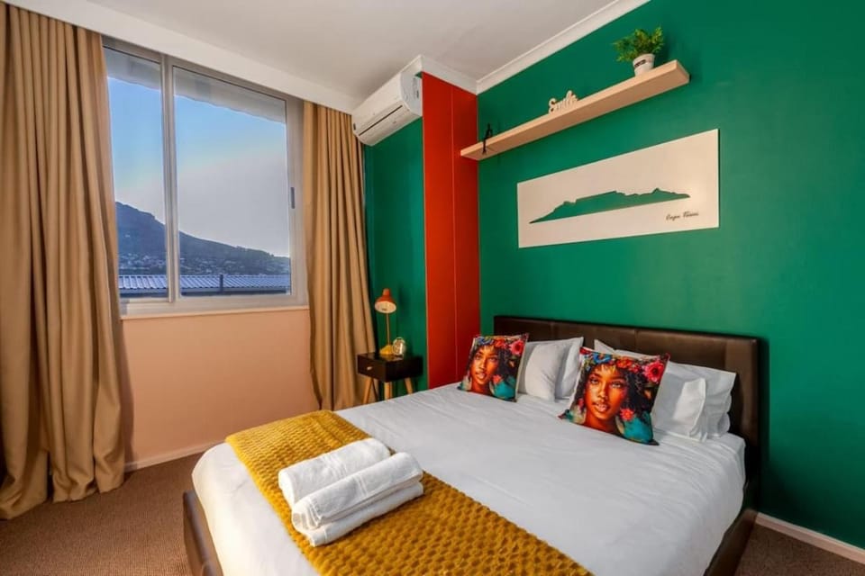 Emerald Escape With Mountain View & Pool Apartment in Cape Town