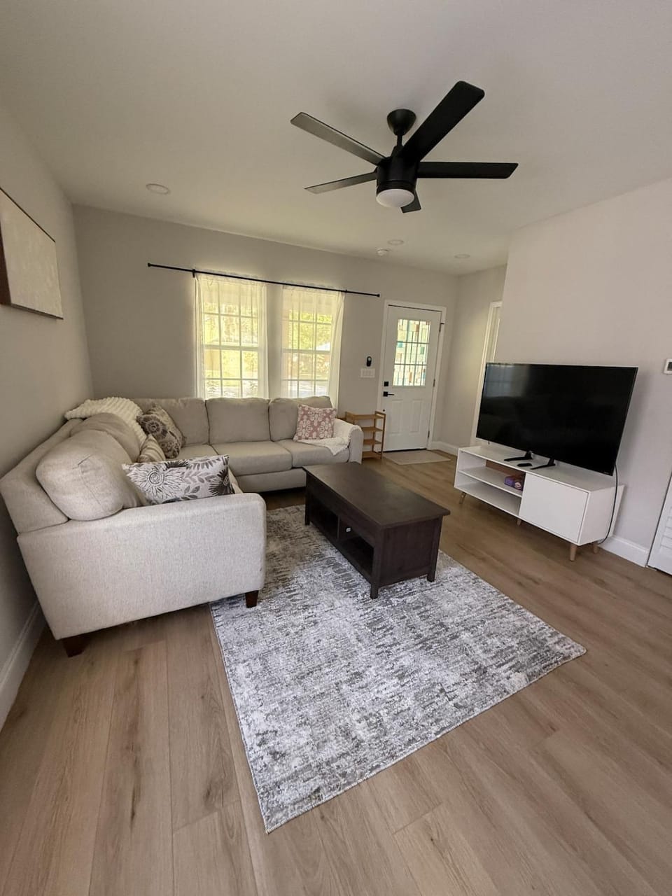 Communal lounge/ TV room, TV and multimedia, Living room, Seating area