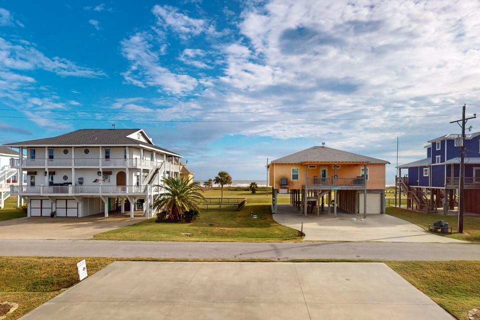 Ocean View 5BR l Steps to Beach l Pet-Friendly House in Bolivar Peninsula