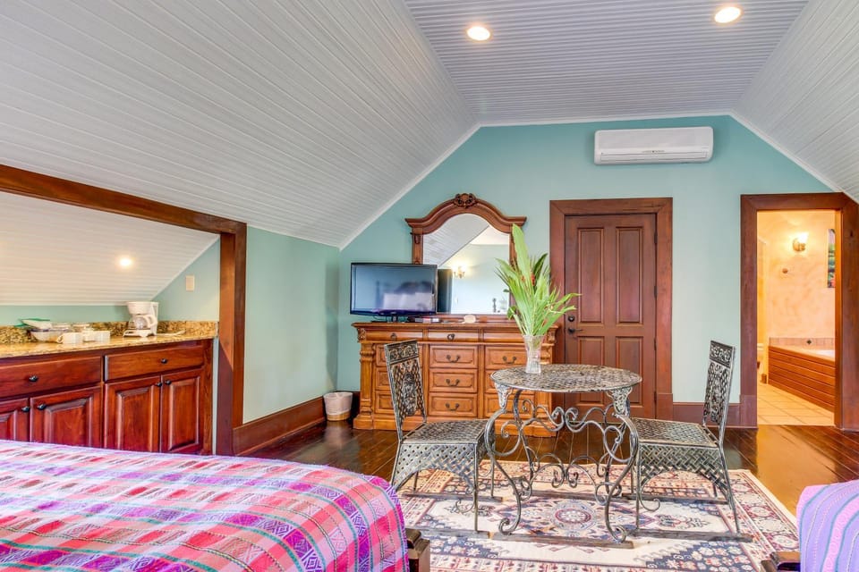 Monkey Suite at Mahogany Hall -Gold Standard Certified House in Cayo District
