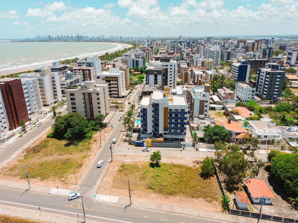 Bird's eye view, Location