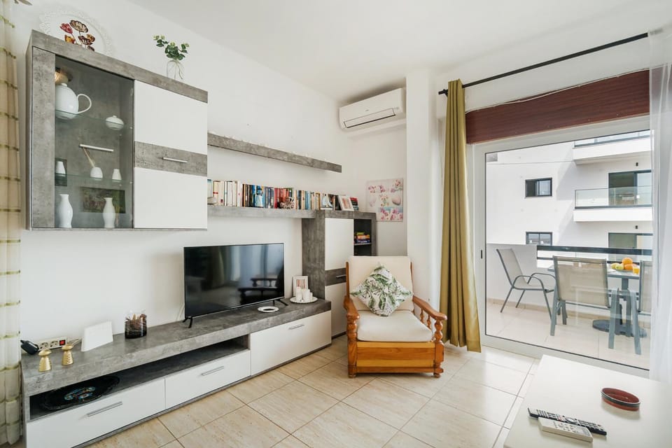 Communal lounge/ TV room, Seating area, Evening entertainment, air conditioner
