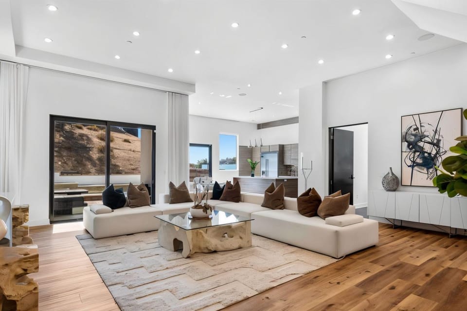 TV and multimedia, Living room, Seating area, air conditioner