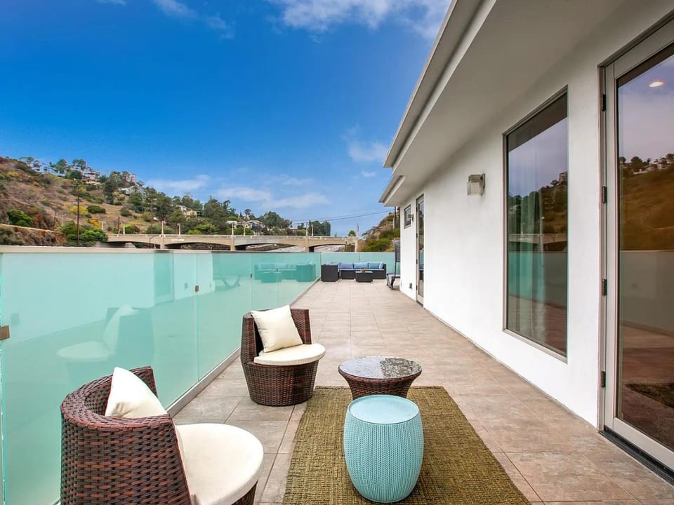 Natural landscape, Balcony/Terrace, Seating area, Mountain view