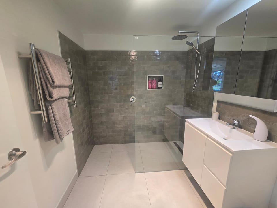 Shower, Bathroom, towels