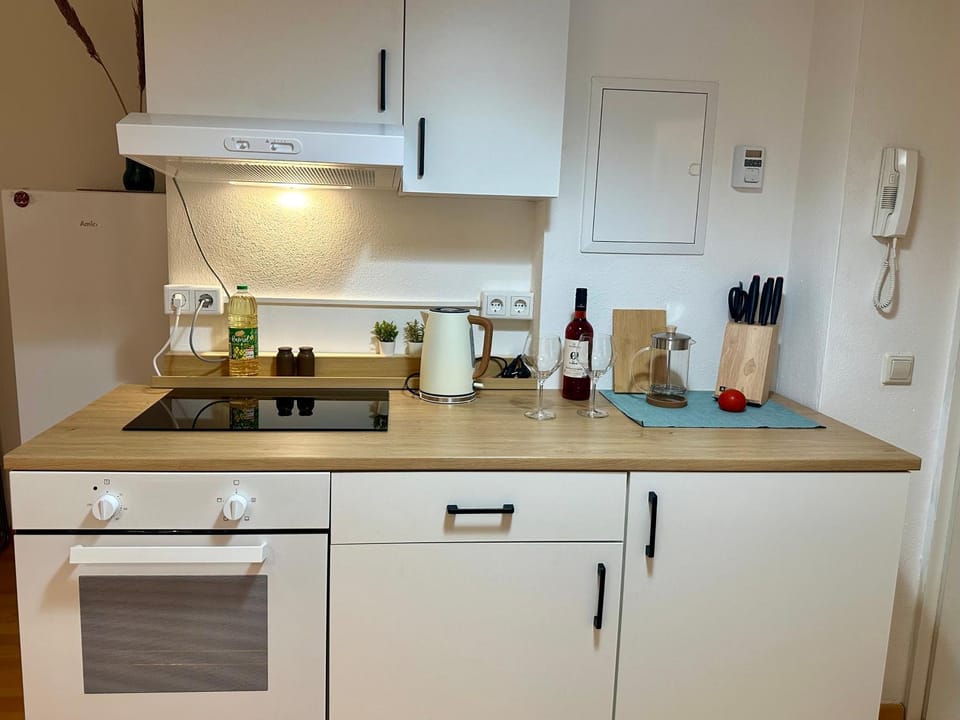 Coffee/tea facilities, Kitchen or kitchenette, oven, stove
