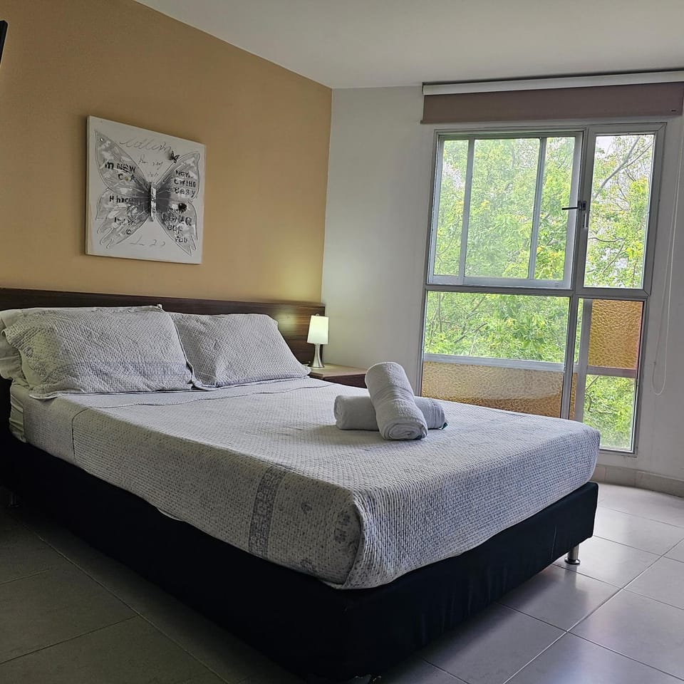 Bed, View (from property/room), Photo of the whole room, Decorative detail, Bedroom, towels