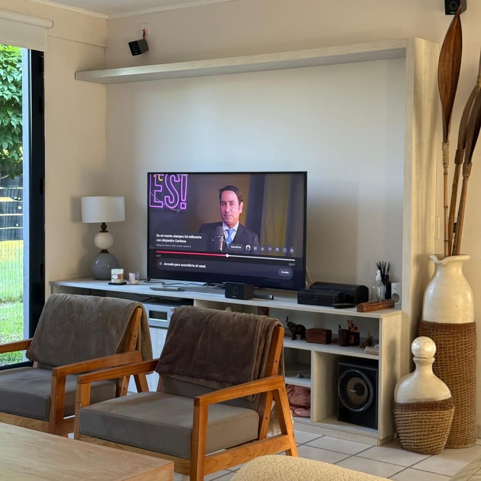 Communal lounge/ TV room, TV and multimedia, Living room, Seating area, Evening entertainment